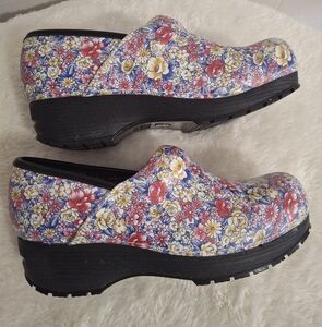 Women's Skechers Slip Resistant Work Clogs Size 9.